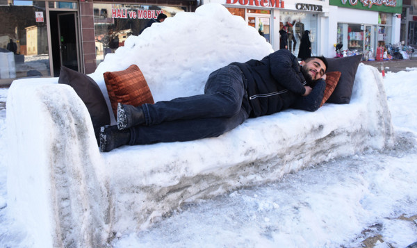 Sivas'ta gören hayran kaldı! Fotoğraf çektirip oturuyorlar - Resim: 0