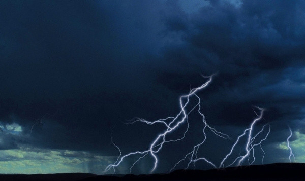 Duşa girmeden önce mutlaka hava durumuna bakın! Eğer hava fırtınalıysa hemen banyodan çıkın - Resim: 0