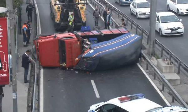 E-5'te kamyonet devrildi! Trafik kilitlendi - Resim: 2