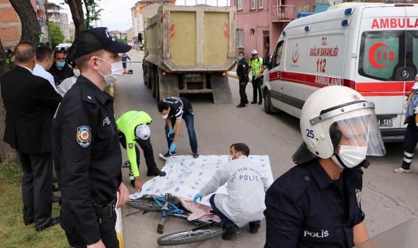 Bisikletiyle kamyon altında kaldı, yakınları fenalık geçirdi - Resim: 3