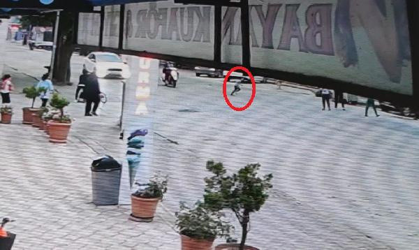 Minibüsün 5 yaşındaki çocuğa çarpma anı kamerada - Resim: 0