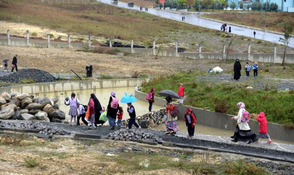 İstanbul'un ortasında öğrencilere çamur eziyeti - Resim: 4