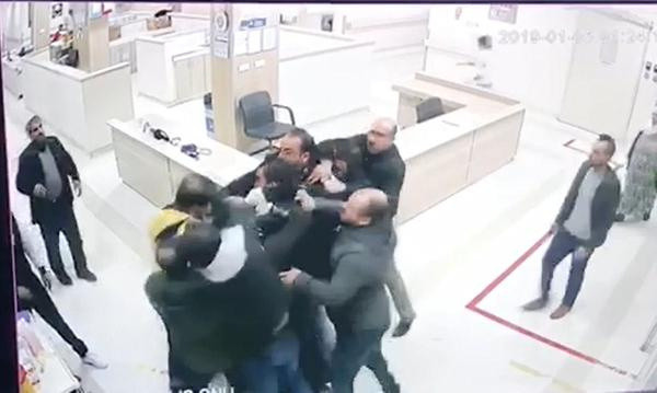 Diyarbakır'da hasta yakınları sağlık çalışanına saldırdı - Resim: 1