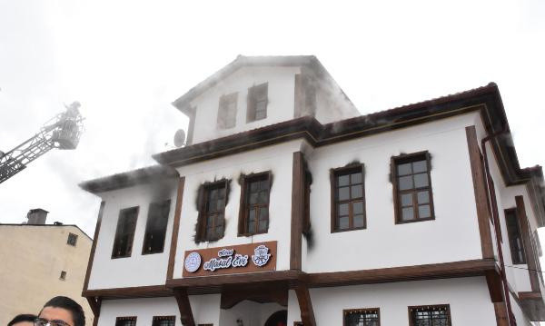 Yangını gözyaşları içinde izledi! Sivas'ta sadece 1 hafta önce açılmıştı - Resim: 0