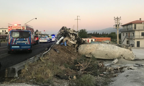İzmir'de kontrolden çıkan TIR hurdaya döndü! Ölüler var - Resim: 0