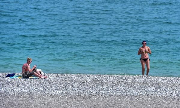 Antalya'da kilometrelerce araç kuyruğu oluştu! Plajlar turistlere kaldı - Resim: 4