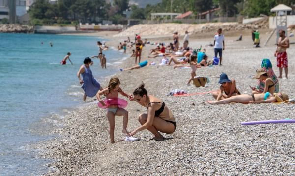 Antalya'da turistler denizin keyfini çıkardı! Sahile akın ettiler - Resim: 2