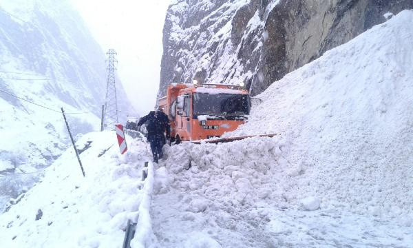 Hakkari'de yola çığ düştü! Makine operatörü büyük tehlike atlattı - Resim: 0