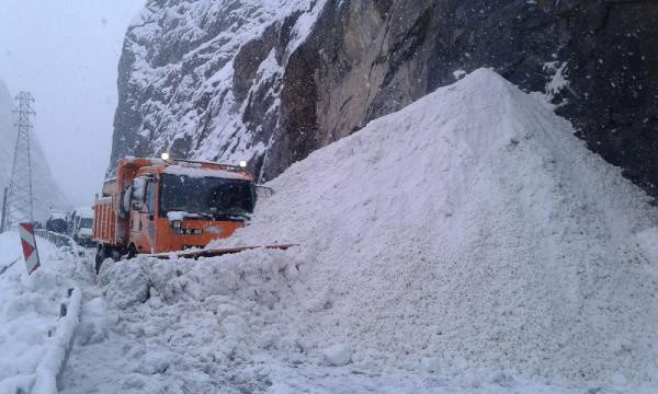Hakkari'de yola çığ düştü! Makine operatörü büyük tehlike atlattı - Resim: 2