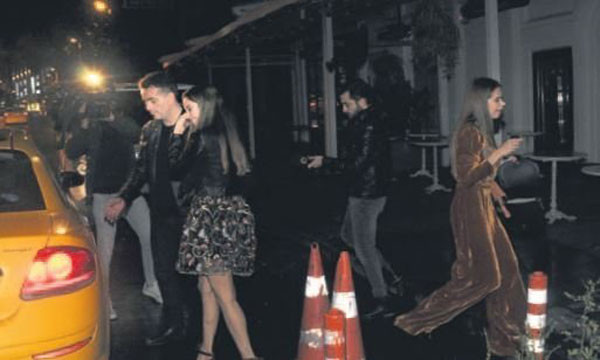 Ahlaksız teklif! Gizemli sevgilisiyle yakalandı panik oldu - Resim: 1