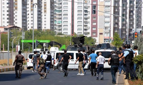 Diyarbakır'da neler oluyor onlarca polis peşinden koştu - Resim: 4