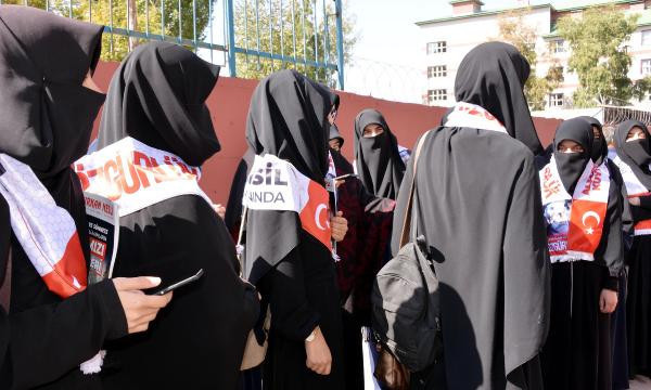 Alparslan Kuytul için yürüyen kadınlardan polisi şaşkına çeviren sözler... - Resim: 3