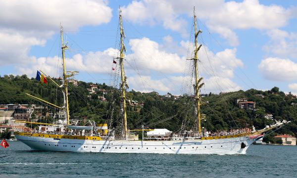 Boğazdan geçen gemi ilgi odağı oldu: Dünyada sadece 5 tane var! - Resim: 1