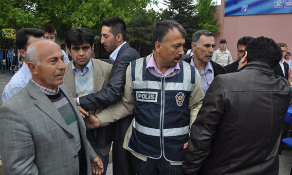 MHP mitinginde 'püskevit' gerginliği - Resim: 4