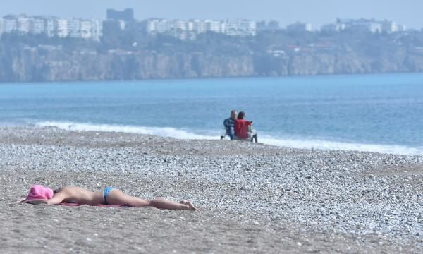 Antalya'da salgın unutuldu! Güneşi gören plajlara akın etti - Resim: 3