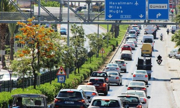 Kilometrelerce kuyruk oluştu trafik kilitlendi! Bodrum'dan akın akın gidiyorlar - Resim: 1