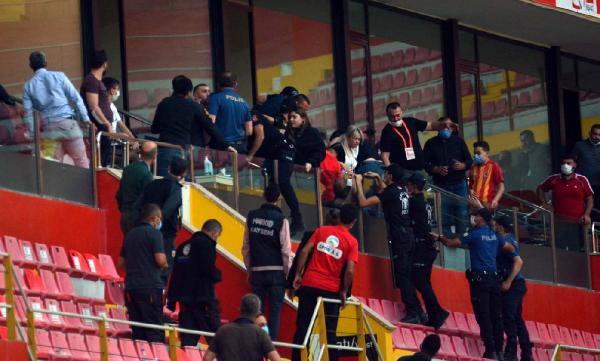Kayserispor Başkanı Berna Gözbaşı'nın ailesine locada saldırı - Resim: 0