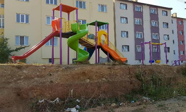Çocuk parkı aileleri isyan ettirdi: Görenleri şaşırtan kaydırak! - Resim: 1