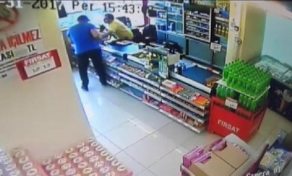 Büyük cesaret! Kasiyer bakın ne yaptı - Resim: 1