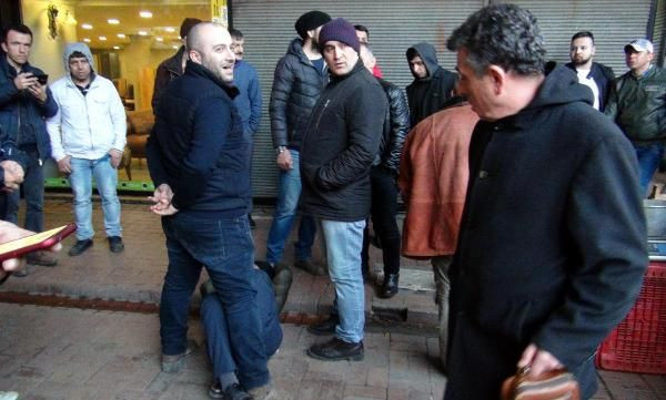 Zonguldak'ta eski eşini darp eden adamı, linç edilmekten polis kurtardı - Resim: 1