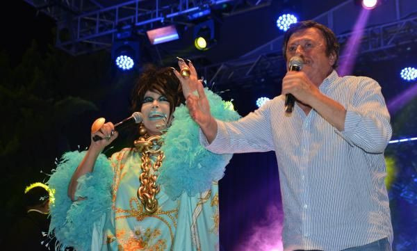 Diva'ya sahnede sürpriz! Çeşme'de Bülent Ersoy kendisine hayran bıraktı! - Resim: 3