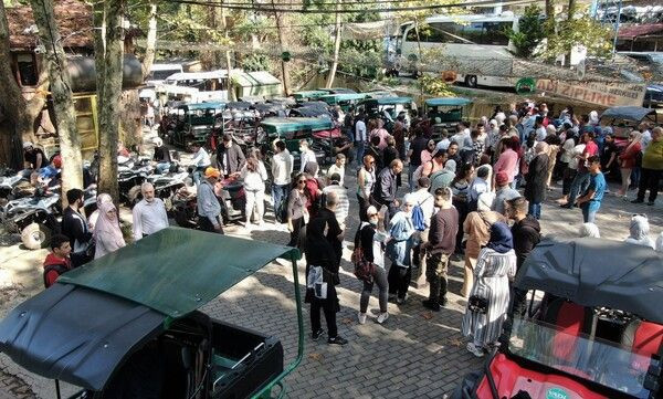 Turistler akın etti adım atacak yer kalmadı! İstanbul'un yanı başında gören telefona sarıldı - Resim: 1