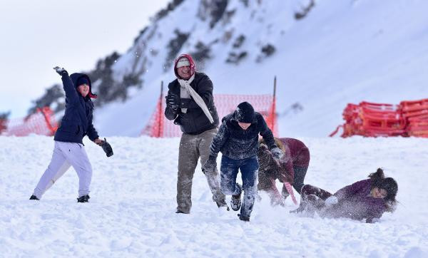 Biri denize giriyor diğeri kayak yapıyor şehir sizi şoke edecek! - Resim: 1