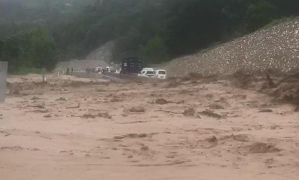 Bursa'da sel: Şiddetli yağış kamyonu sürükledi! - Resim: 1