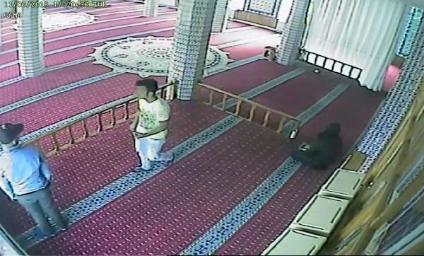 Önce namaz kıldılar sonra sadaka kutusunu soydular! - Resim: 3