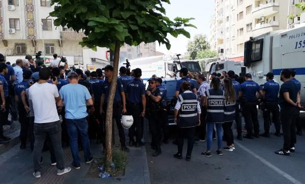 Diyarbakır Van ve Mardin karıştı ortalık savaş alanı! HDP'li vekiller yaralandı - Resim: 4