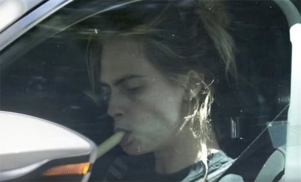 Dünyaca ünlü mankenden yasaklı madde etkisinde dehşete düşüren anlar... Cara Delevingne kameralar öyle bir halde yakalandı ki... - Resim: 3