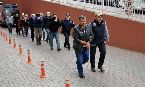 Hem FETÖ'cü hem terbiyesiz bu hareketi yaptı - Resim: 1