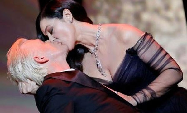 Monica Belluci herkesin önünde aniden sunucuyu öpünce... - Resim: 3