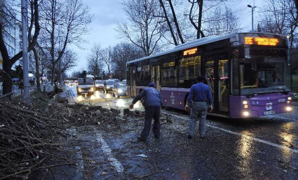 İstanbul'da lodos hayatı felç etti - Resim: 4