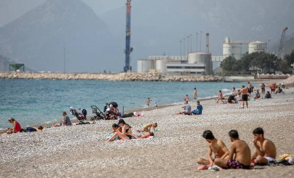 Salgını umursamadılar! Antalya'da plajlar turistlerle doldu taştı - Resim: 2