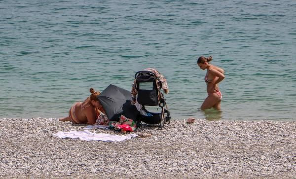 Antalya'da 17 günlük yasakta denizin keyfini turistler çıkardı - Resim: 4