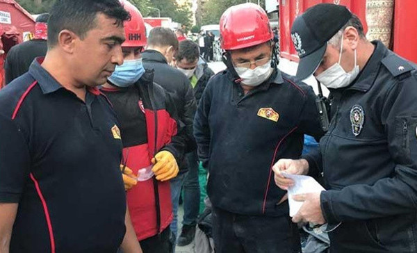 İzmir'de enkaz altında bulundu! Hemen polise teslim etti - Resim: 0