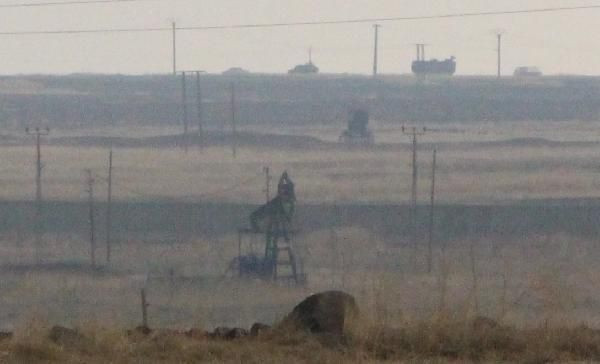 Rus askerleri Kamışlı'daki petrol kuyularını böyle koruyor - Resim: 1