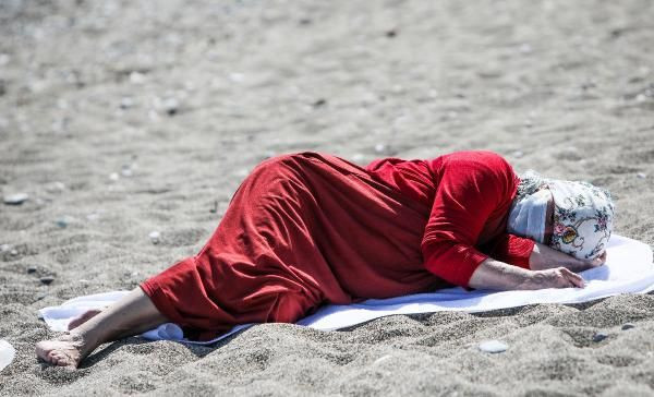 Antalya'da vatandaşlar uyarıları dinlemeyip, sahile koştu - Resim: 1