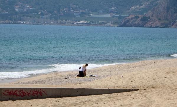 Antalya'da güneşlenirken yakalanan çift ceza yazan polislere hak verdi - Resim: 1