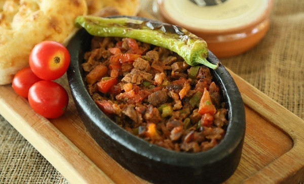 Tüm komşularınızı kapınızda sıraya sokacak fırında kıymalı sebzeli tava - Resim: 0