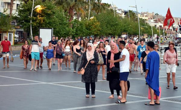 Trafik felç oldu otellerde yer kalmadı! Nüfus patlaması yaşanıyor - Resim: 4