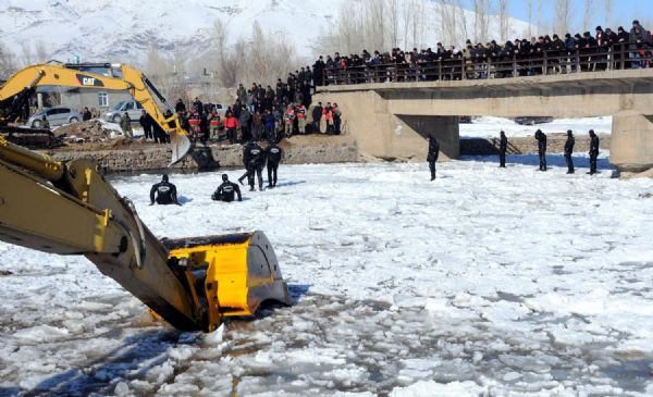 Buz tutmuş derede inanılmaz kurtarma manzaraları! - Resim: 1