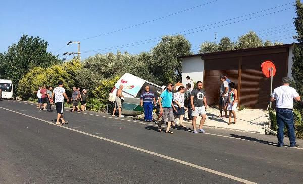Minibüs, trafik levhasına ardından çöp konteynerine çarptı: 3 yaralı - Resim: 3