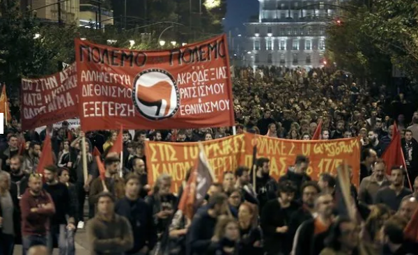 Yunanistan'da çarpıcı görüntüler! ABD bayrağı yaktılar - Resim: 1