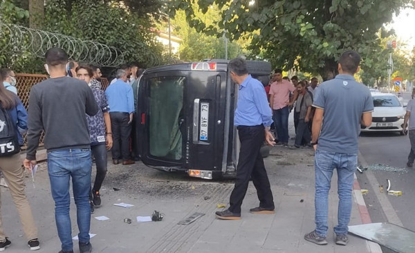 Siirt'te feci kaza! Çarpmamak için direksiyon kırdı takla attı - Resim: 0