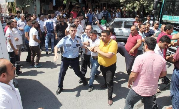 Ortalık fena halde karıştı silahlar konuştu linç girişimi - Resim: 1