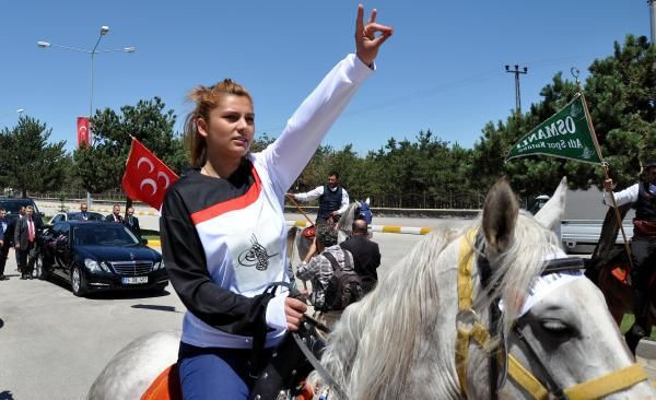 Bahçeli'yi atlı dadaş kızlar karşıladı - Resim: 1