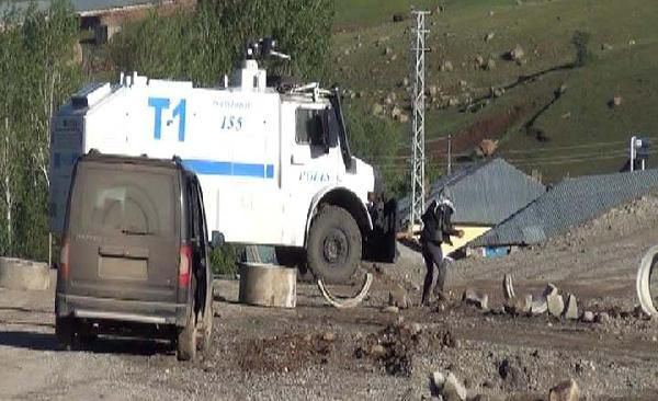 Yol kapatan PKK'lı göstericilere müdahale - Resim: 3