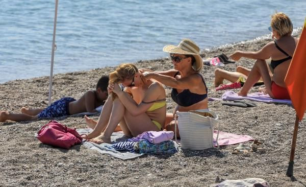 Sıcaklık 35 dereceye çıktı! Dünyaca ünlü Konyaaltı Sahili doldu taştı - Resim: 2